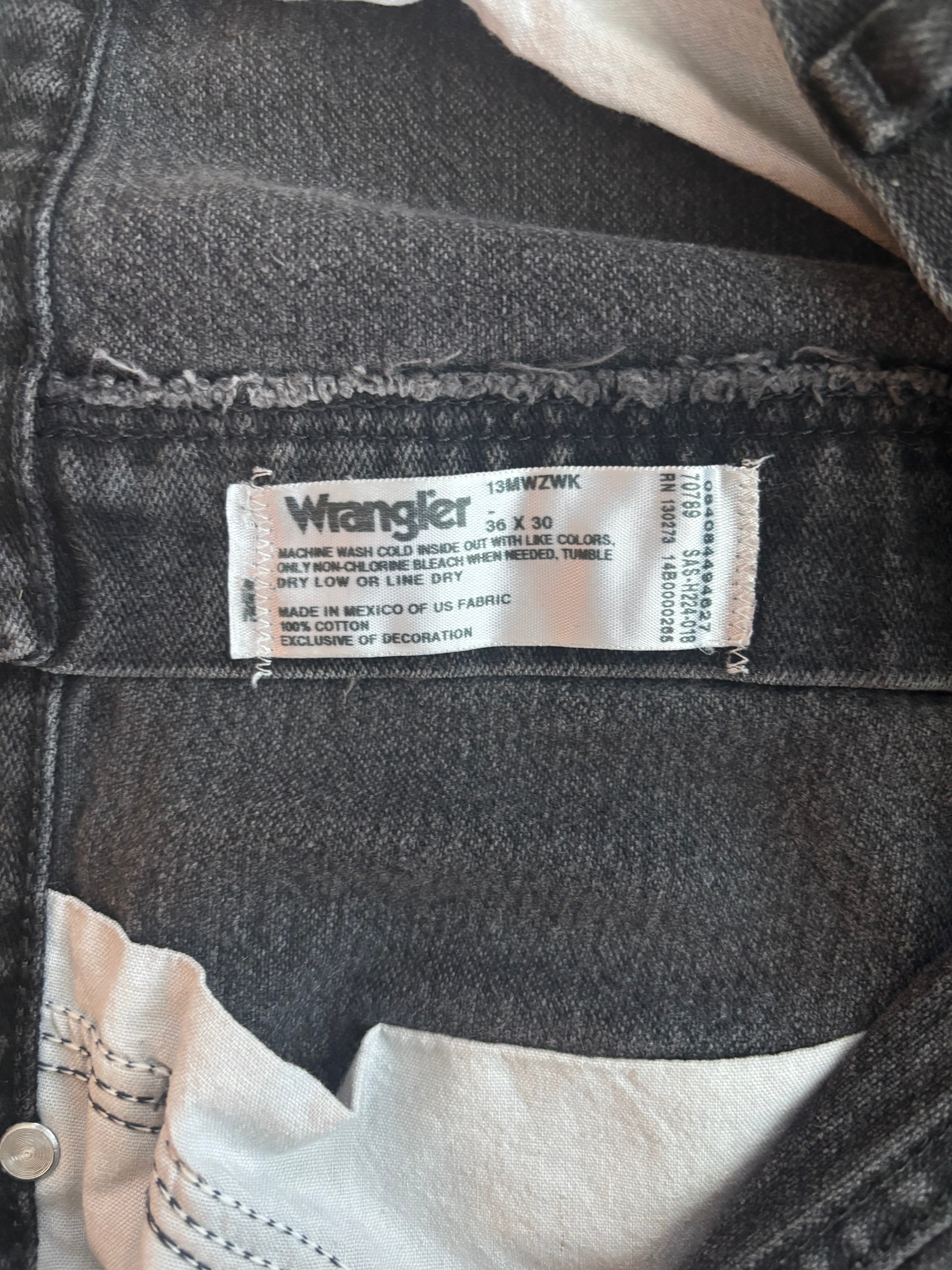 Black Wrangler Jeans (Men's Fit, Women's Style)